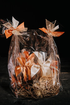 Cadeau avec 3 sacs de produits diff&eacute;rents et une bo&icirc;te de chocolats