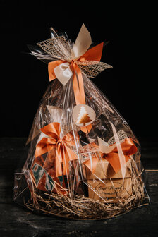 Cadeau avec 2 sacs de produits diff&eacute;rents et une bo&icirc;te de chocolats avec logo