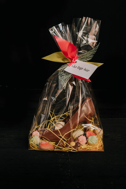 Damesschoen gevuld met pralines met logo